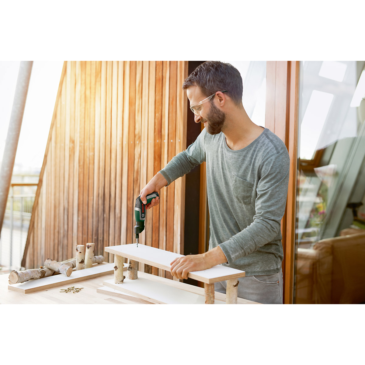 Bosch Akku-Schrauber IXO 7 mit 10 Stand. Bits u. Aufbewahrungsbox