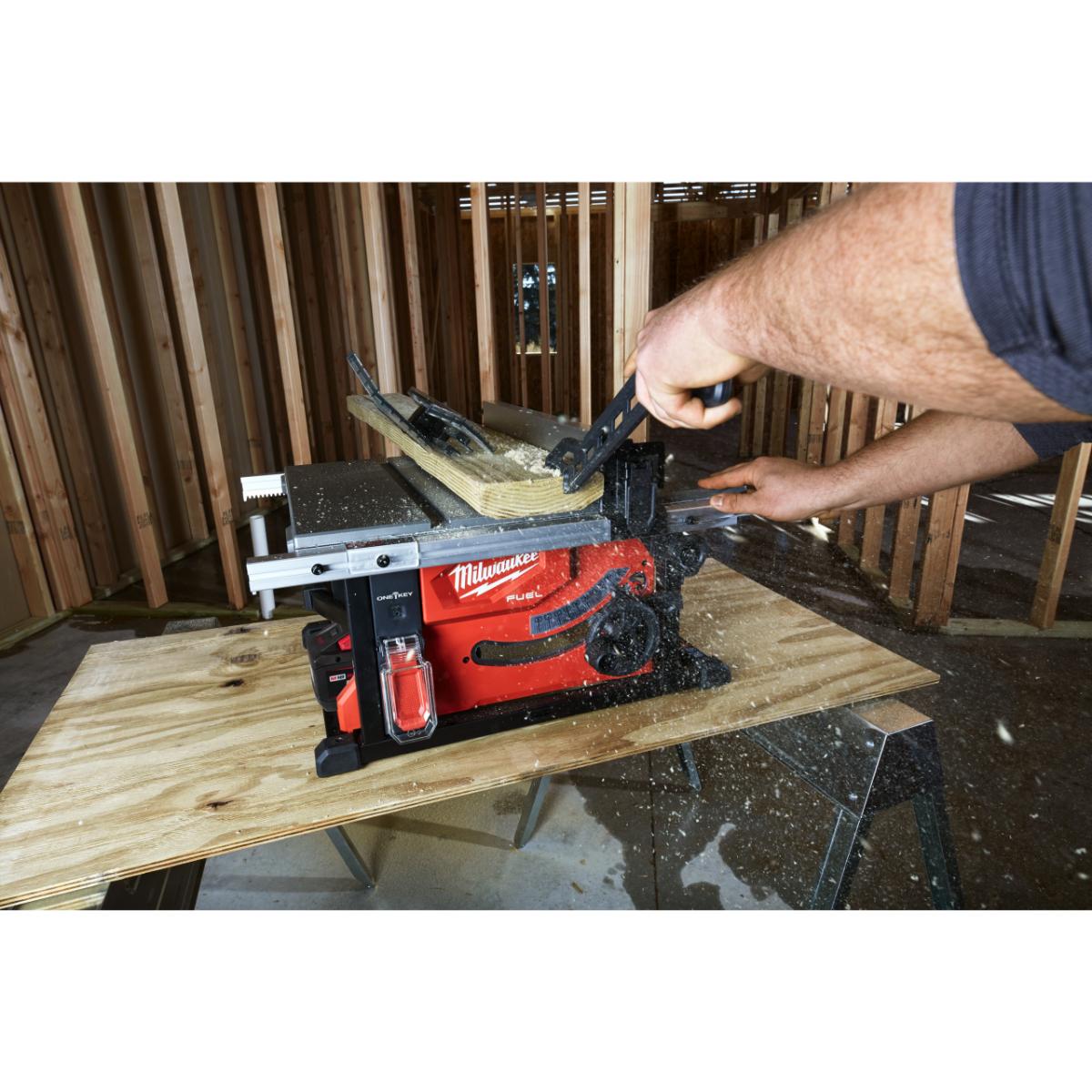 Milwaukee FUEL Akku-Tischkreissäge M18 FTS210-121B