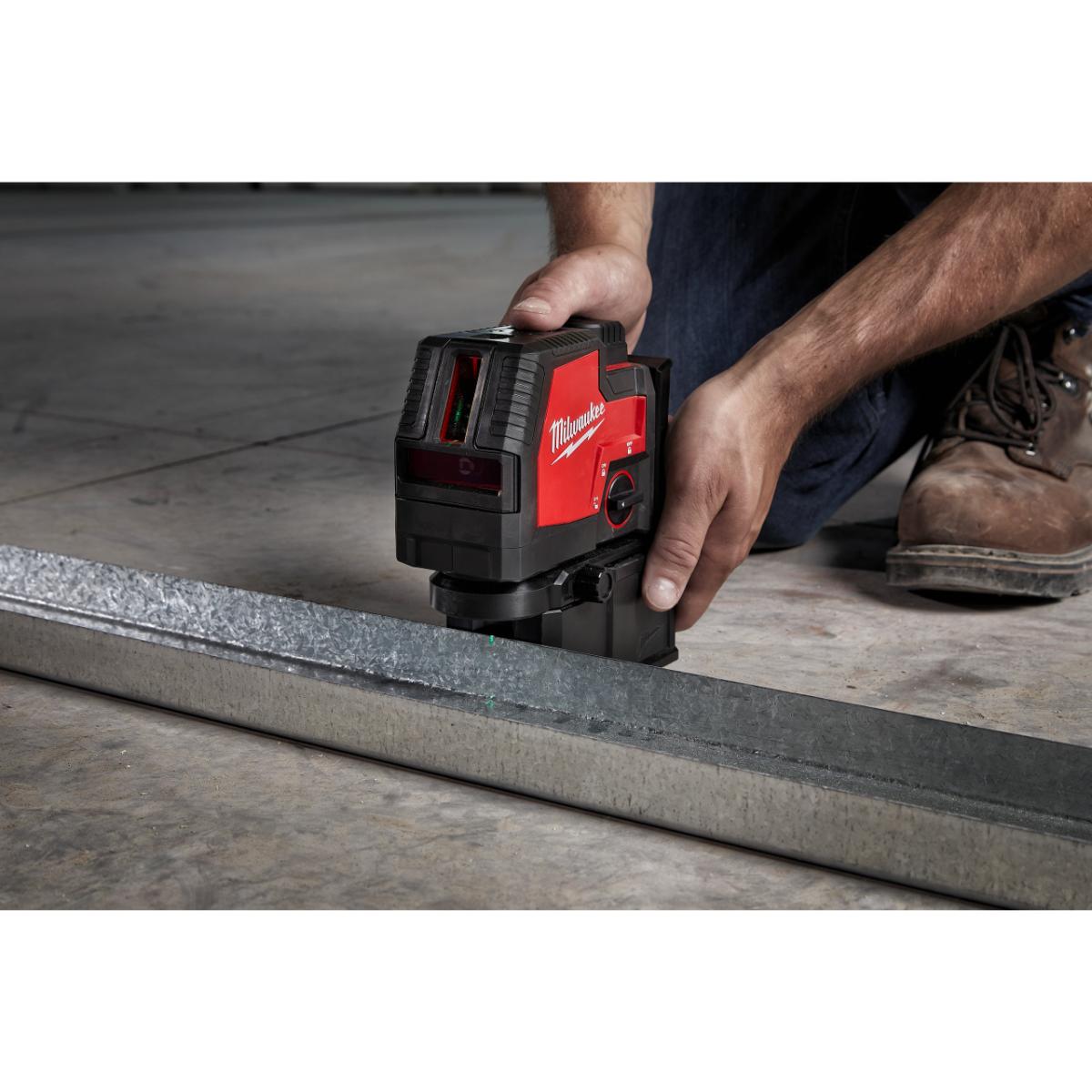 Milwaukee REDLITHIUM™ USB Kreuzlinienlaser mit Lotfunktion L4CLLP-301C