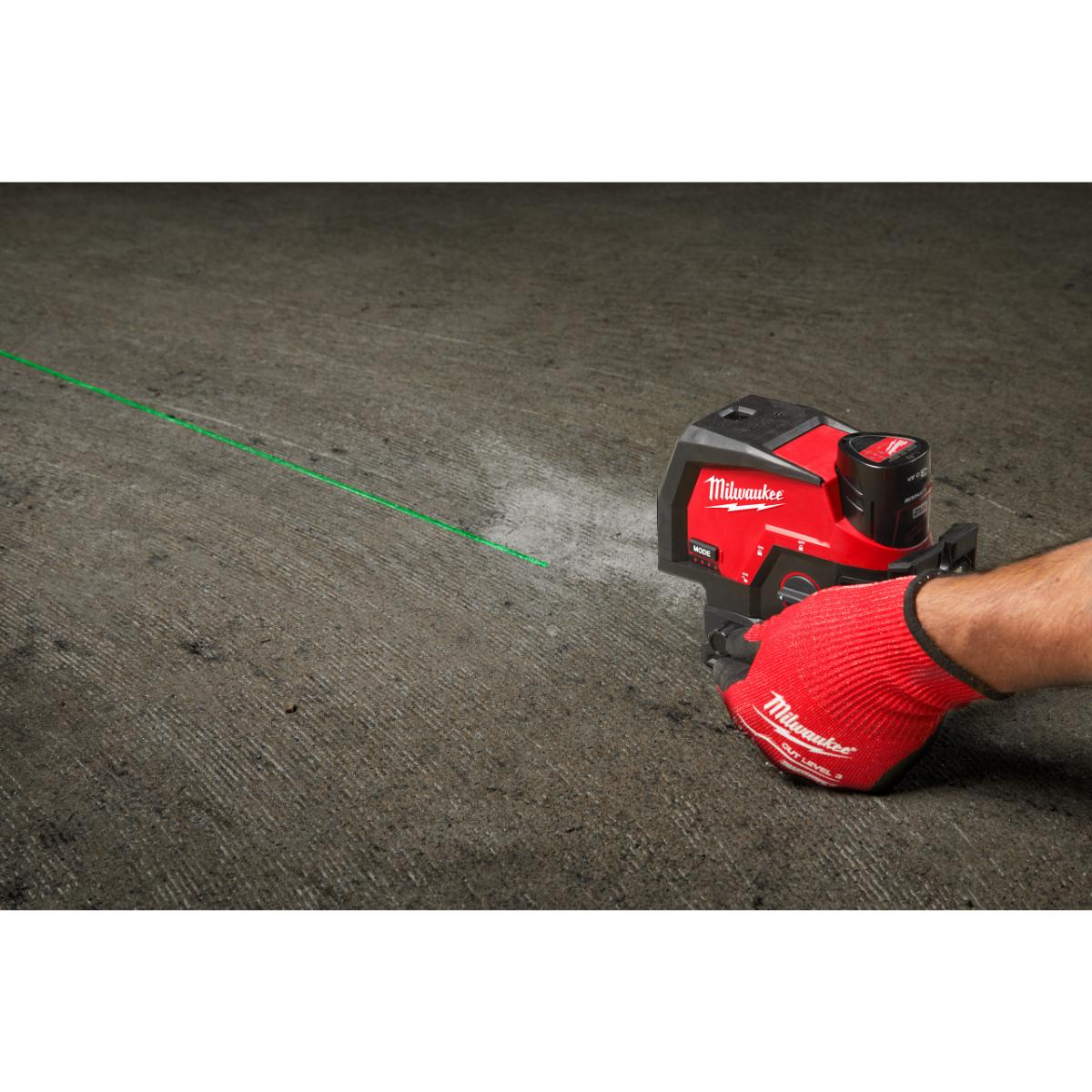 Milwaukee Kreuzlinienlaser mit Lotfunktion M12 CLLP-0C