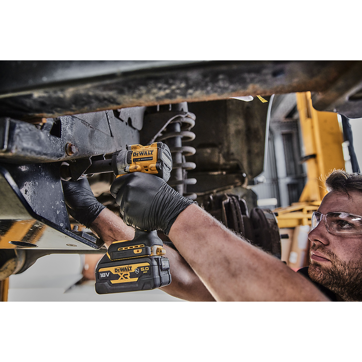 DEWALT Akku-Schlagschrauber 3/8 Zoll XR 18V 406Nm Spezialausführung + 2 Akku + Schnellladegerät
