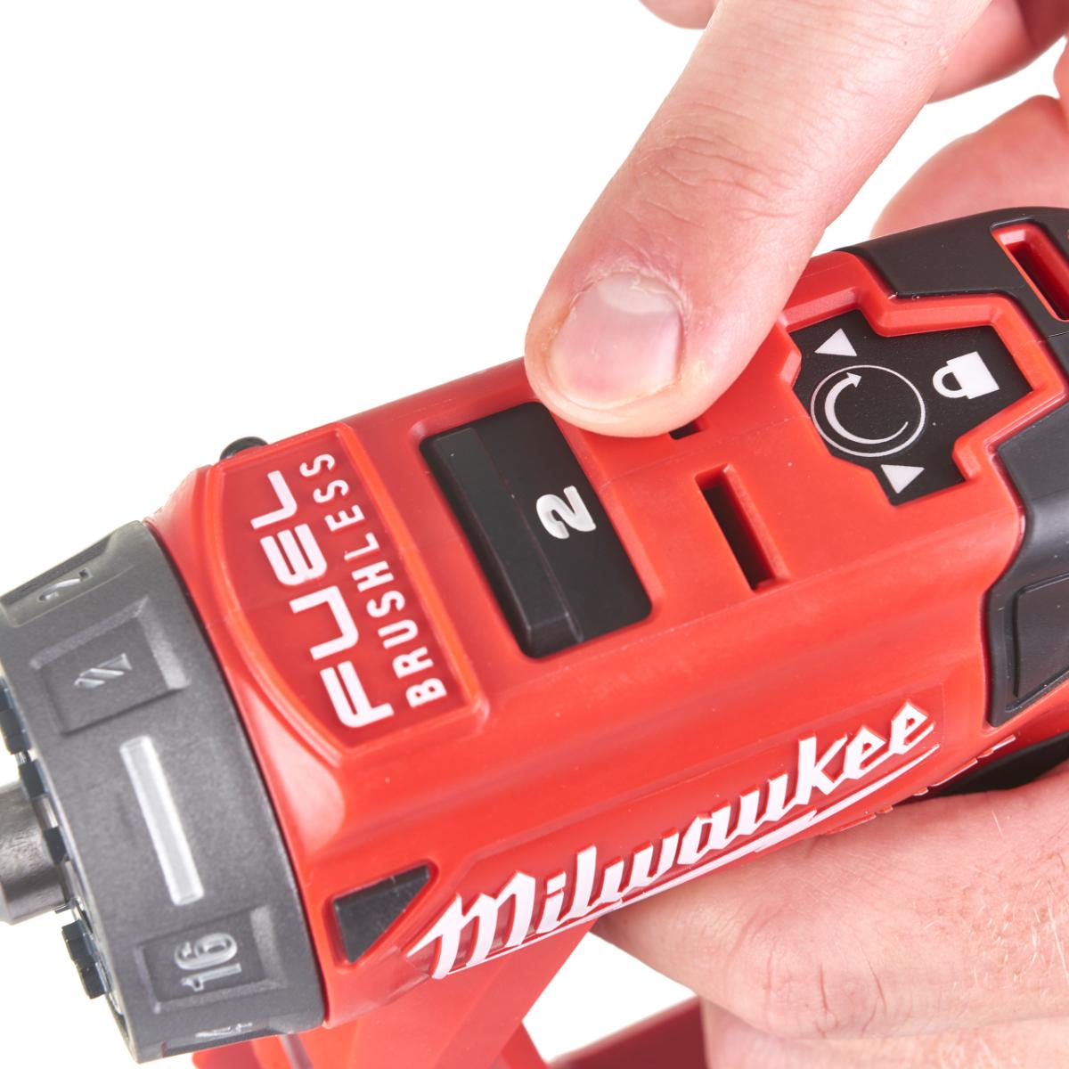 Milwaukee FUEL Akku-Kompakt-Bohrschrauber mit Schnellwechselbohrfutter M12 FDDXKIT-0X