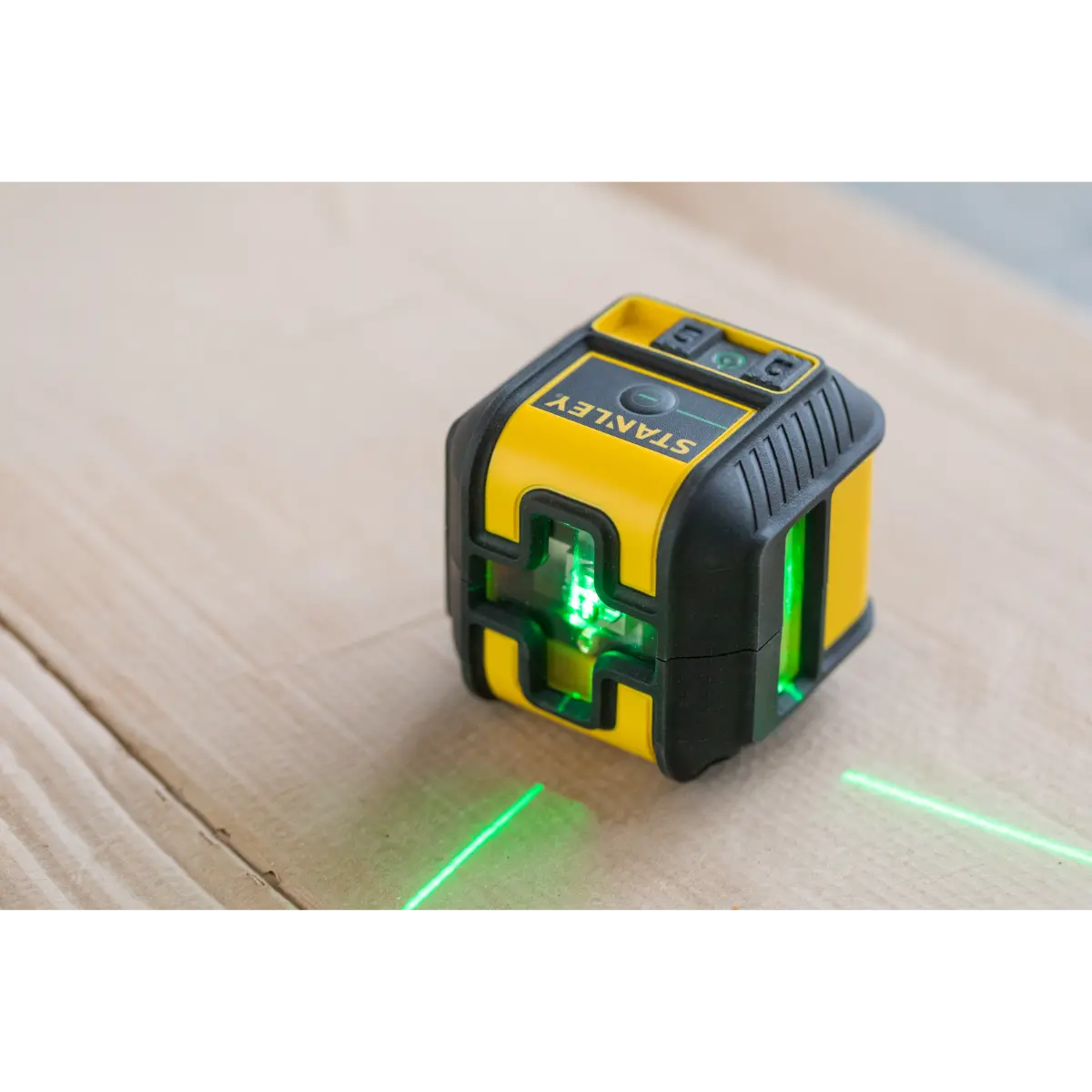 STANLEY Kompakter Linienlaser Cross90 mit grüner Diode, horizontaler und vertikaler Linie mit zusätzlicher vertikaler Linie