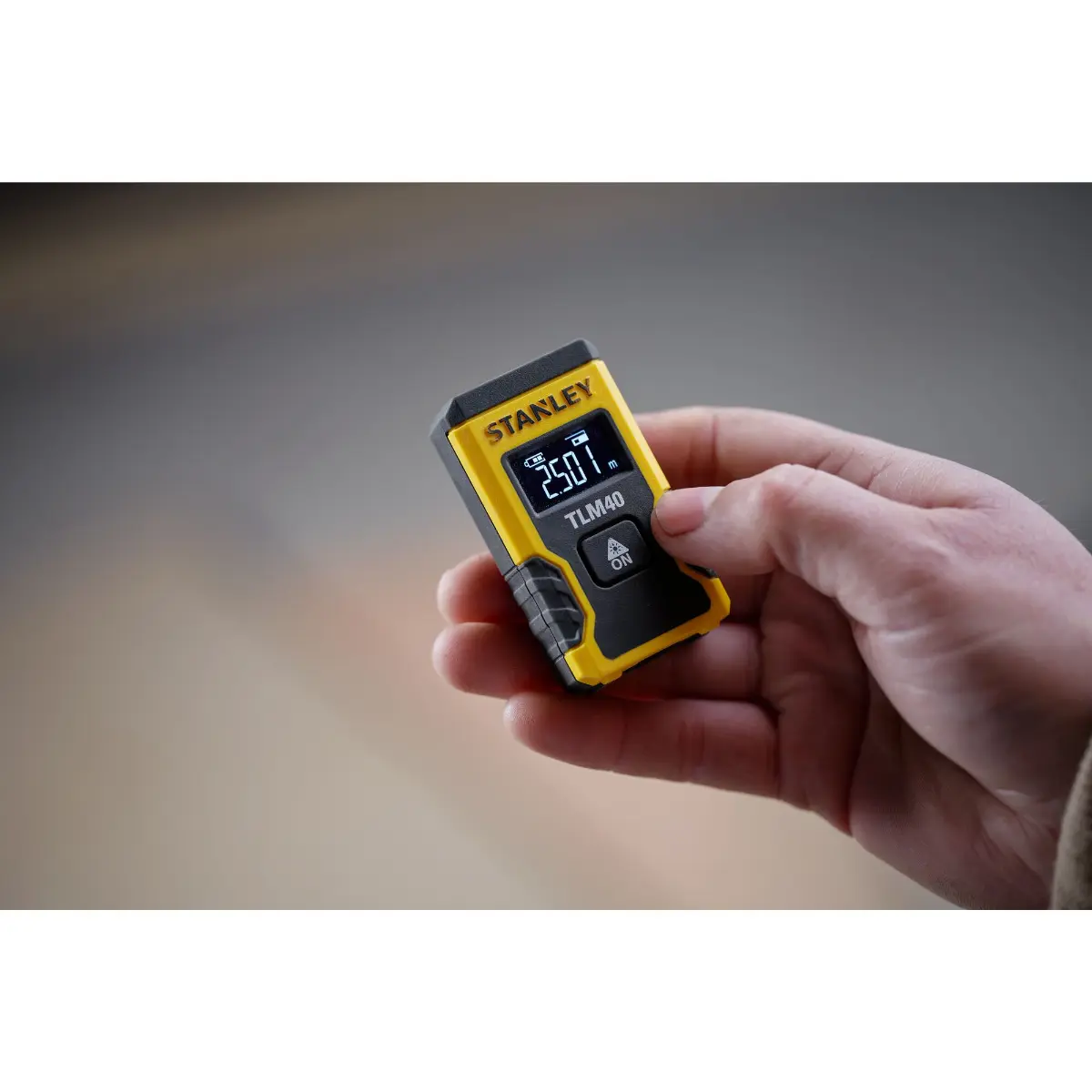 STANLEY Laserentfernungsmesser bis 12m im praktischen Taschenformat, schwarzes Display