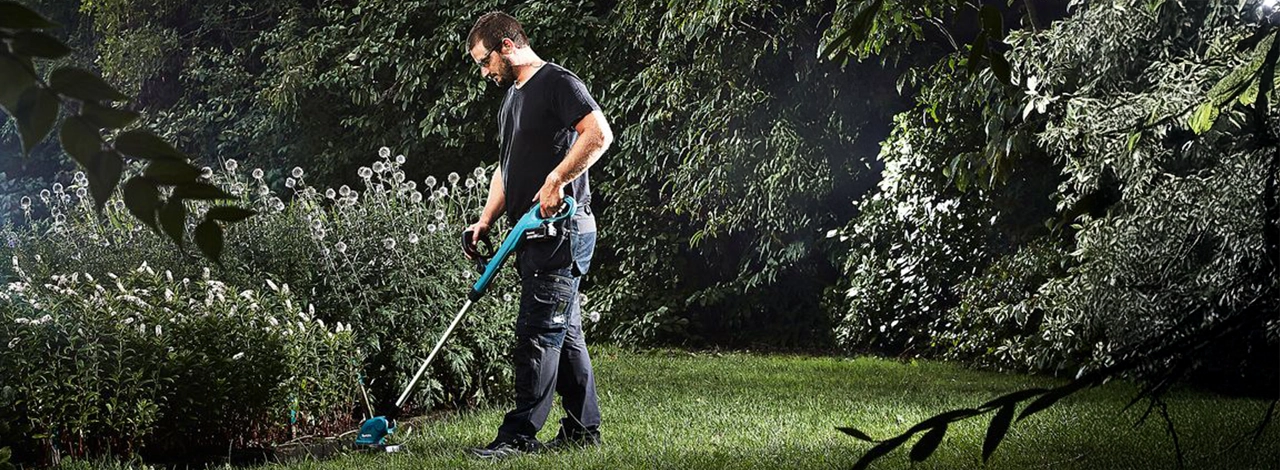 Mann mit Akkutrimmer