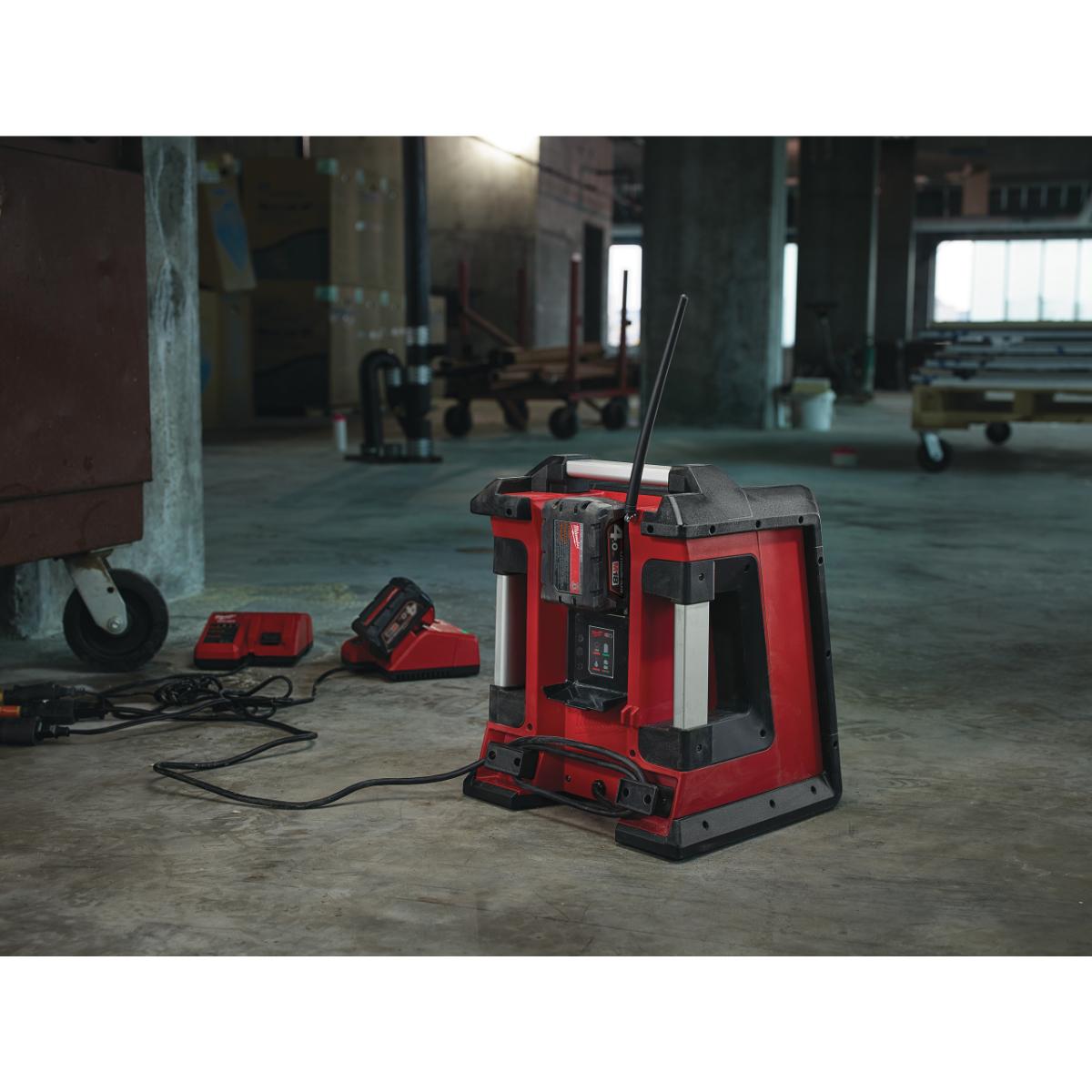Milwaukee Netz-/Akku-Radio mit Ladefunktion M18 RC-0