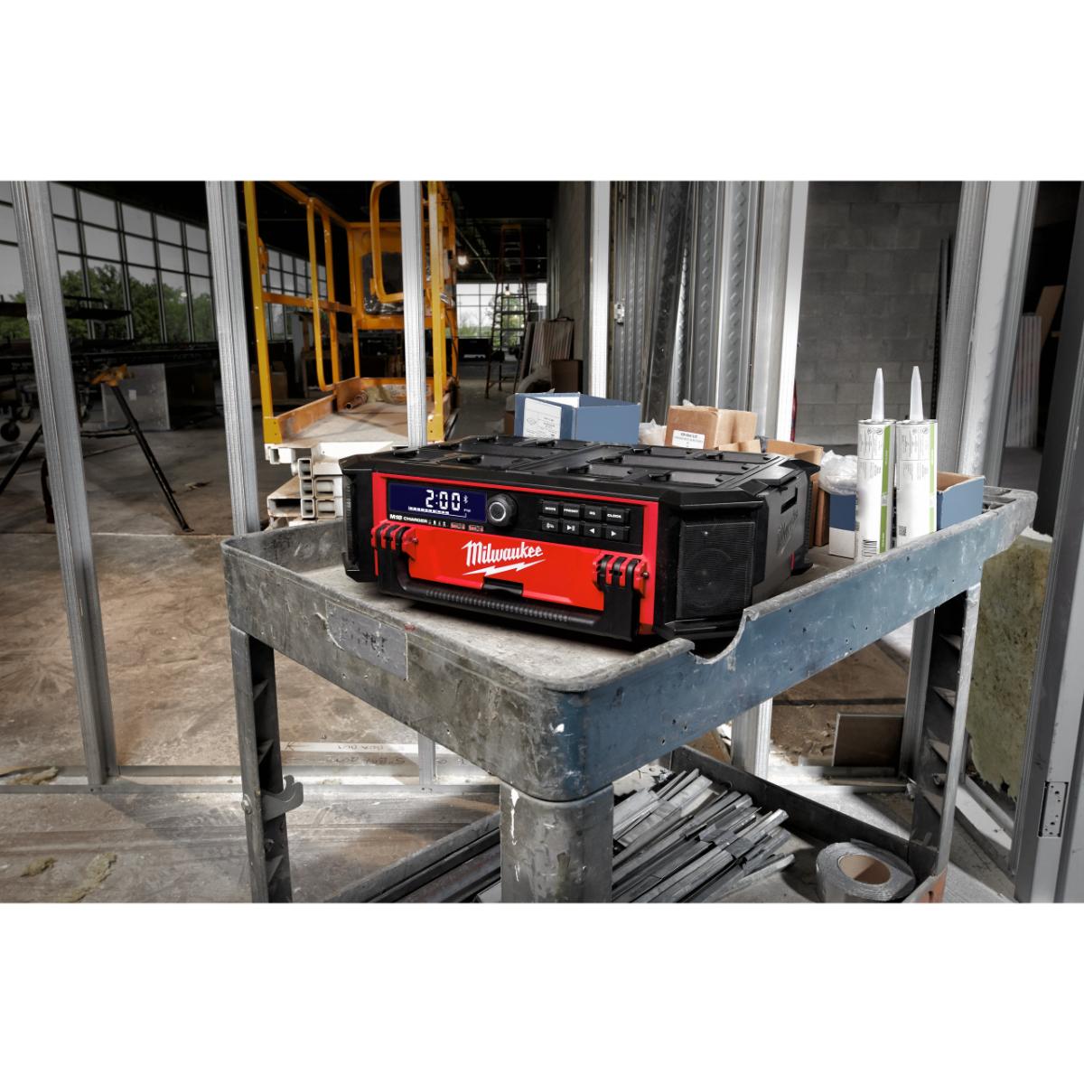 Milwaukee PackOut Netz-/Akku-Radio mit Ladefunktion M18 PRCDAB+-0