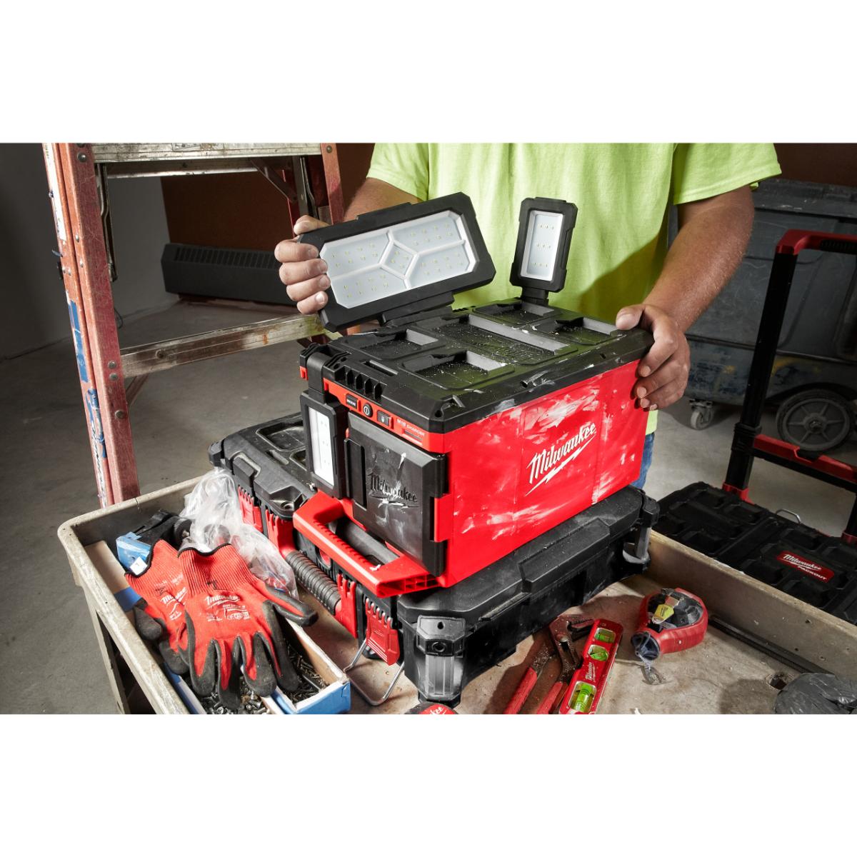 Milwaukee M18™ PACKOUT™ Akku-Leuchte mit Ladefunktion M18 POALC-0