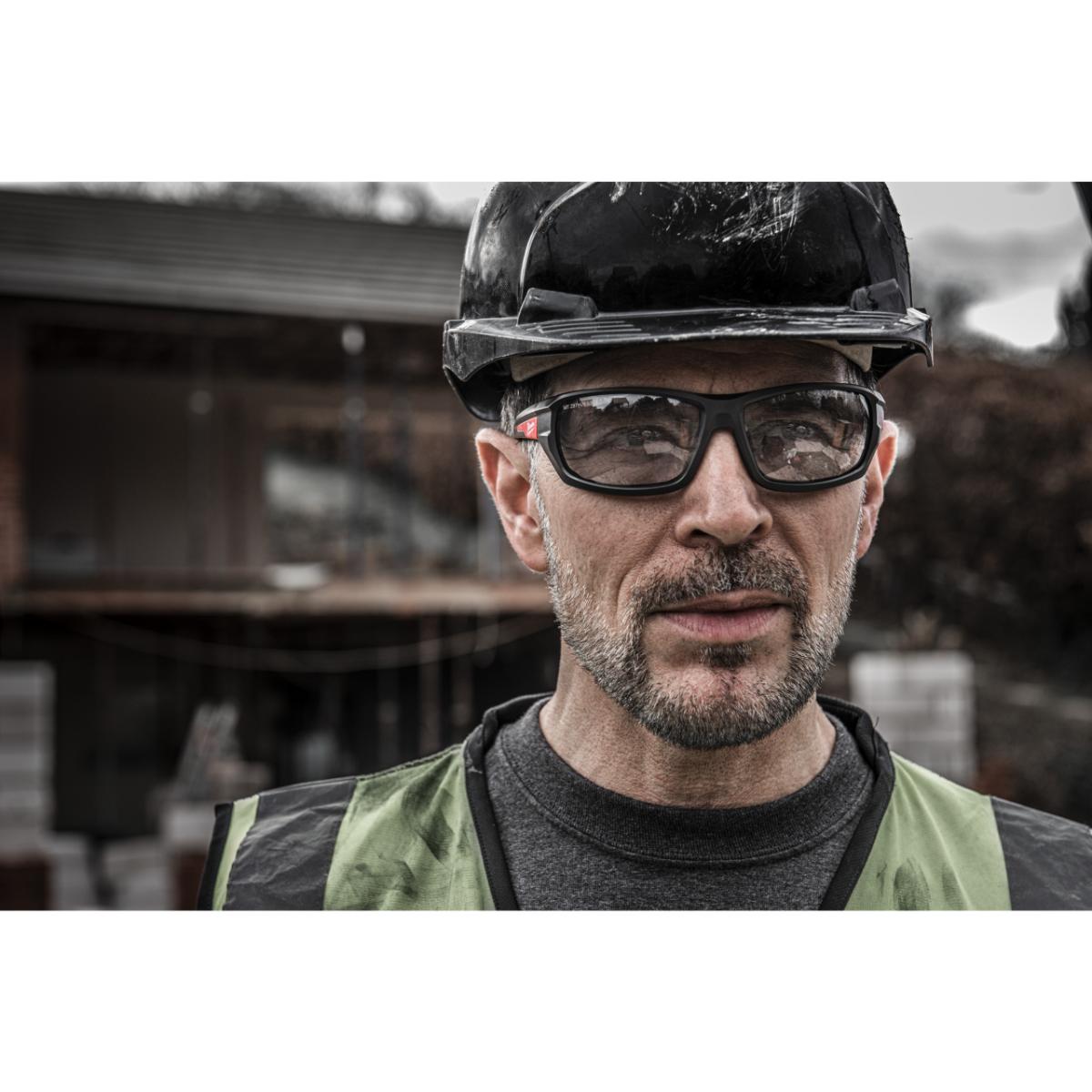 Milwaukee - Performance Schutzbrille grau