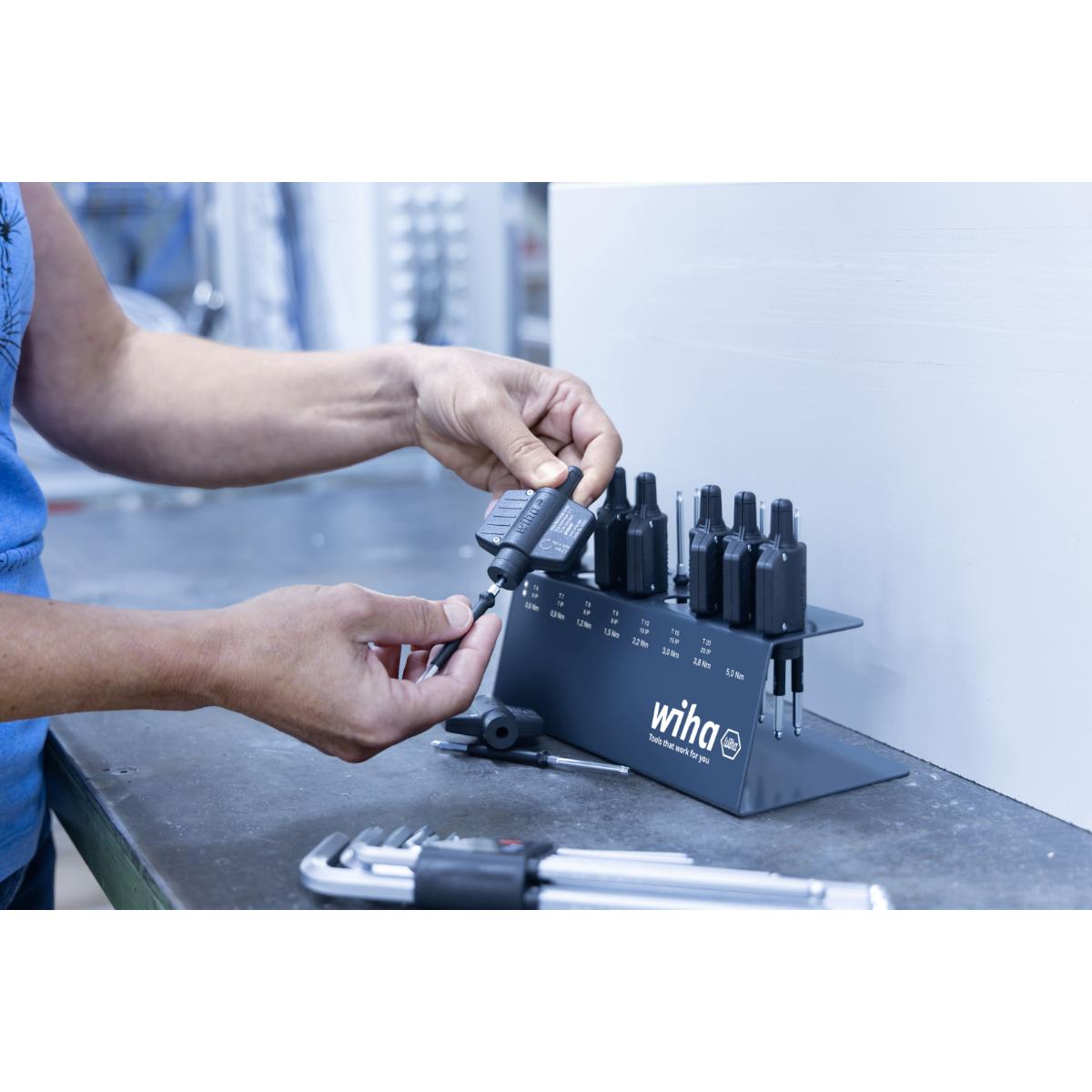 Wiha Drehmoment-Schraubendreher mit Schlüsselgriff Set easyTorque Key Torx , TorxPlus 23-teiliges Set fest voreingestellte Drehmomentbegrenzung im Werkbankständer