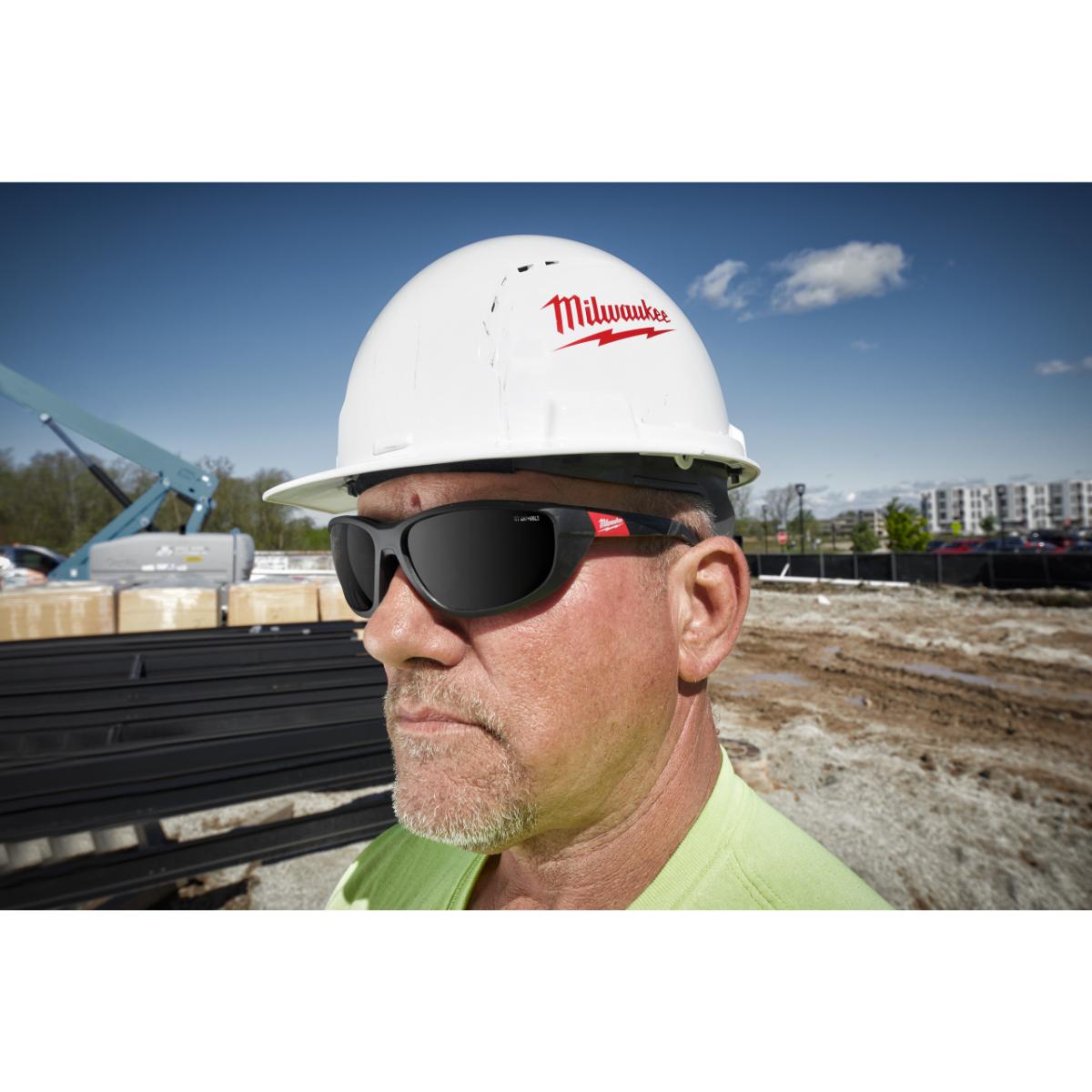 Milwaukee - High Performance Schutzbrille getönt PREMIUM mit Schaumstoffauflage