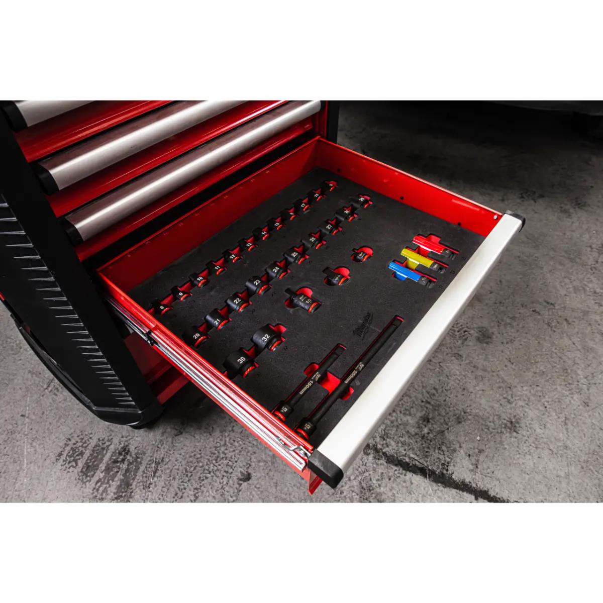 Milwaukee 30˝ / 78 cm TOOLGUARD Werkstattwagen mit Werkzeugbestückung, Premium Version 246-teilig, grau