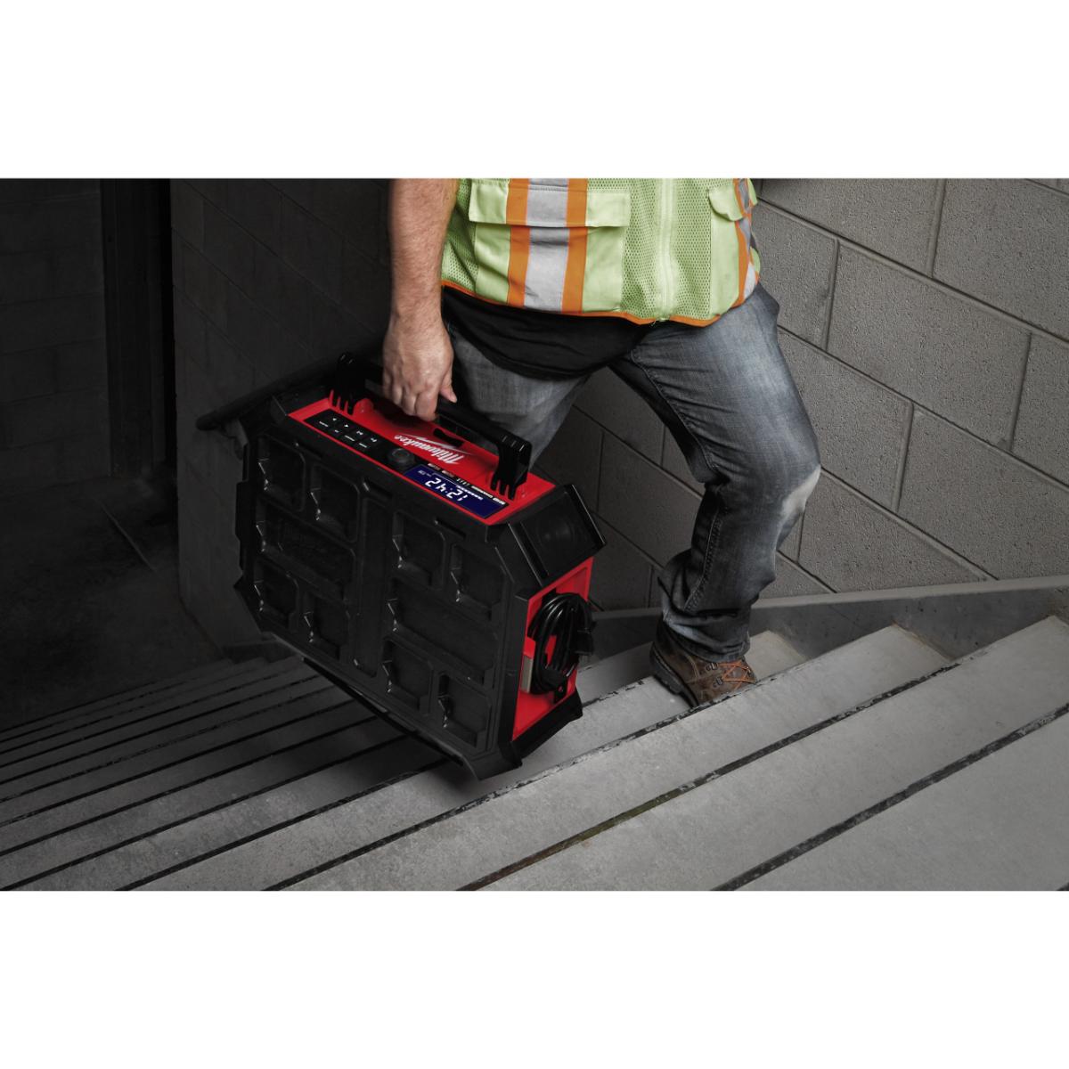 Milwaukee PackOut Netz-/Akku-Radio mit Ladefunktion M18 PRCDAB+-0