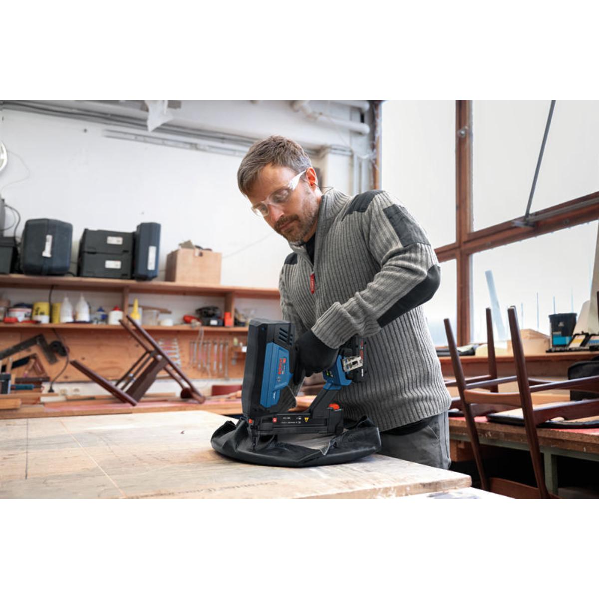 Bosch Akku-Holzklammerer GTH18V-38-2M