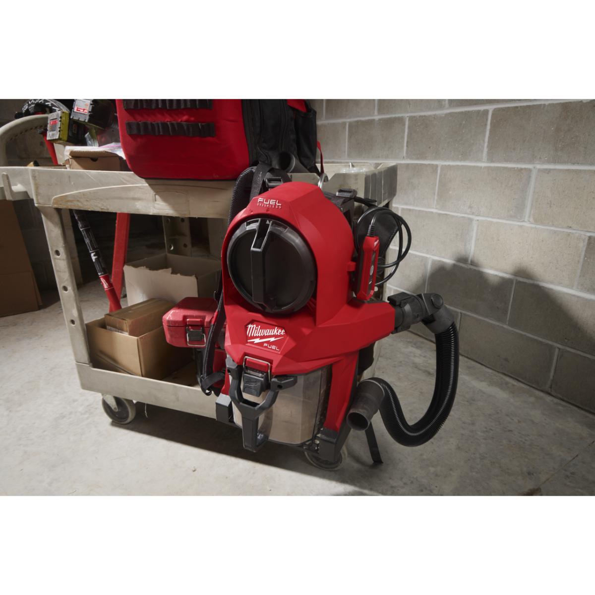 Milwaukee M18 Akku-Rucksack-Staubsauger M18FBPV2-0