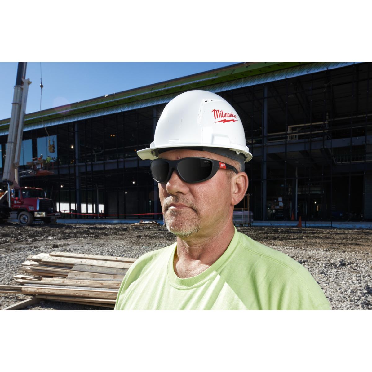 Milwaukee - High Performance Schutzbrille getönt PREMIUM mit Schaumstoffauflage