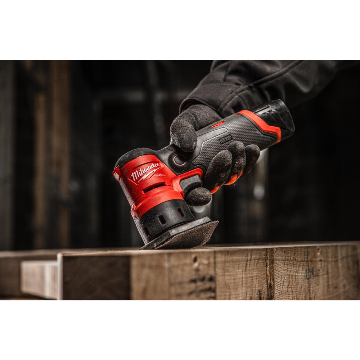 Milwaukee FUEL Akku-Exzenterschleifer M12 FDSS-422X