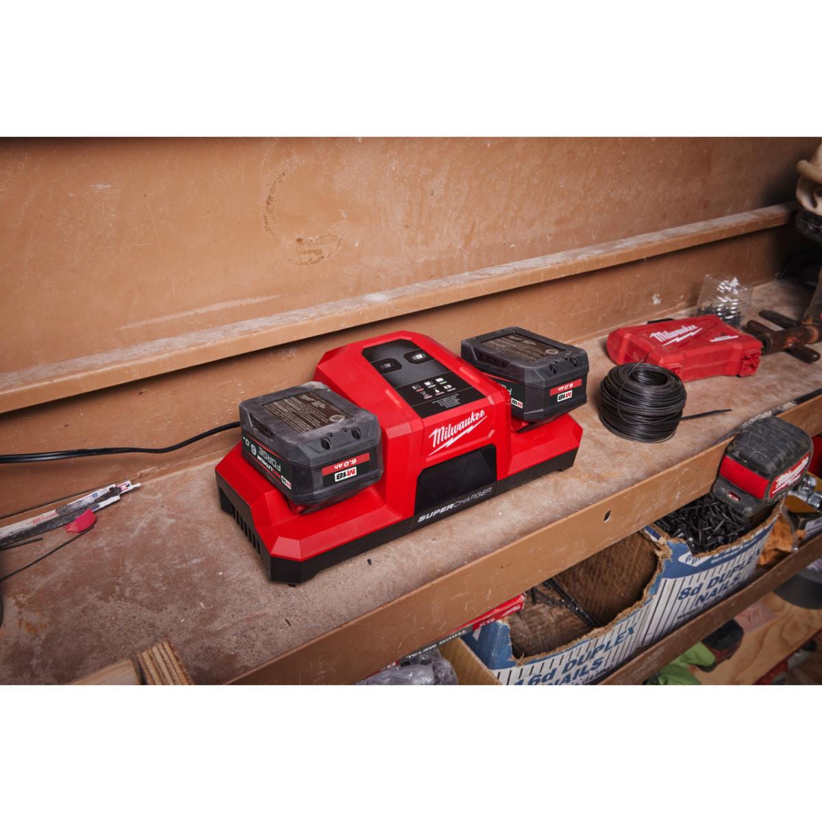 Milwaukee M18 Zweifach-Super-Schnellladegerät - M18DBSC
