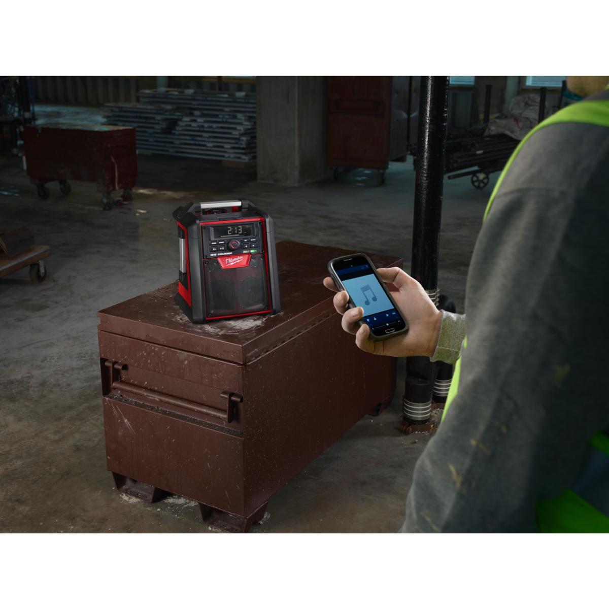 Milwaukee Netz-/Akku-Radio mit Ladefunktion M18 RC-0