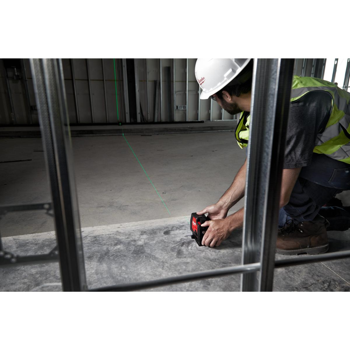 Milwaukee REDLITHIUM™ USB Kreuzlinienlaser mit Lotfunktion L4CLLP-301C