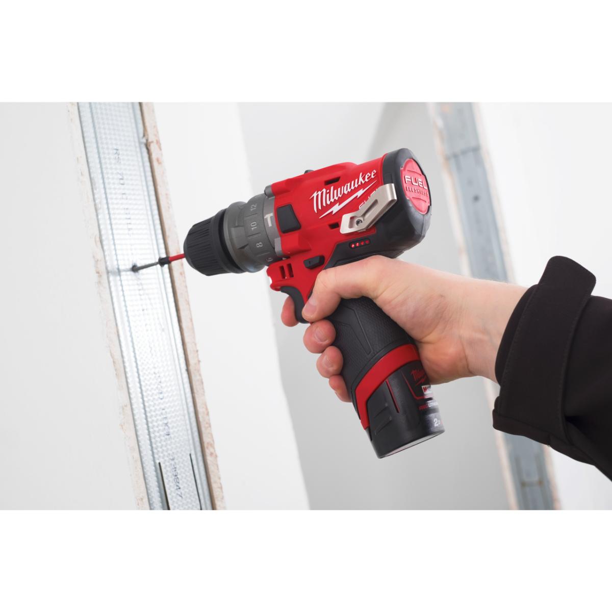 Milwaukee M12 FUEL Akku-Kompakt-Schlagbohrschrauber mit Schnellwechselbohrfutter M12 FPDXKIT-202X