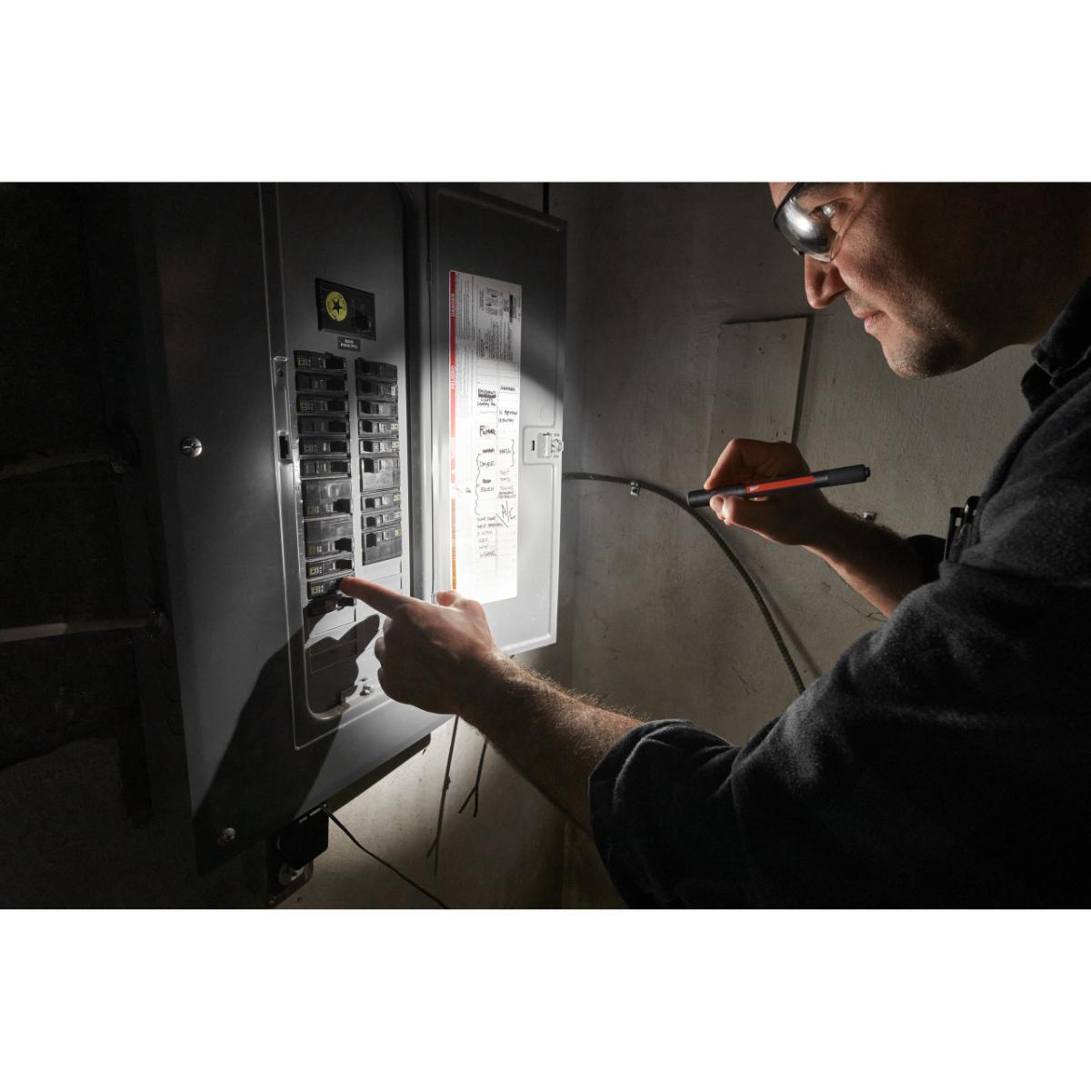 Milwaukee Akku-Leuchte - wiederaufladebare Stiftlampe - Taschenlampe 250 Lumen - IRPL250