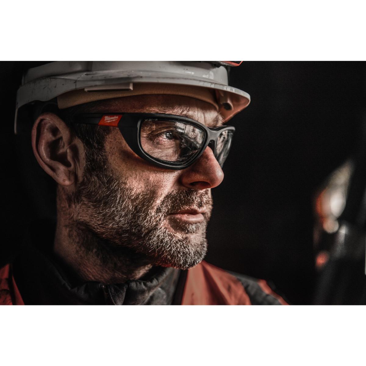 Milwaukee - High Performance PREMIUM Schutzbrille klar mit Schaumstoffauflage