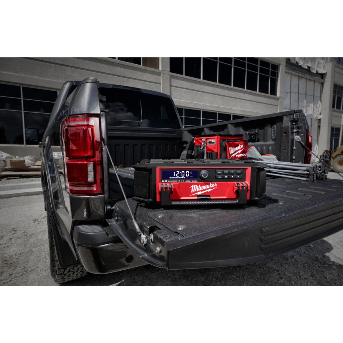 Milwaukee PackOut Netz-/Akku-Radio mit Ladefunktion M18 PRCDAB+-0