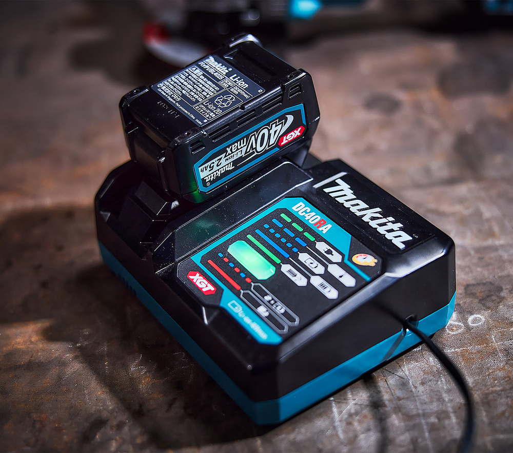 Makita Akku-Erdbohrer DG002GZ + Power Source-Kit 191L77-9 (inkl. Schnellladegerät DC40RA + 2x Akku B
