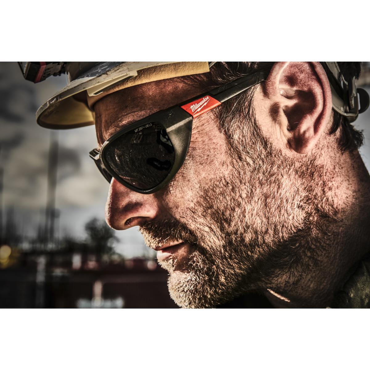 Milwaukee - High Performance Schutzbrille getönt PREMIUM mit Schaumstoffauflage