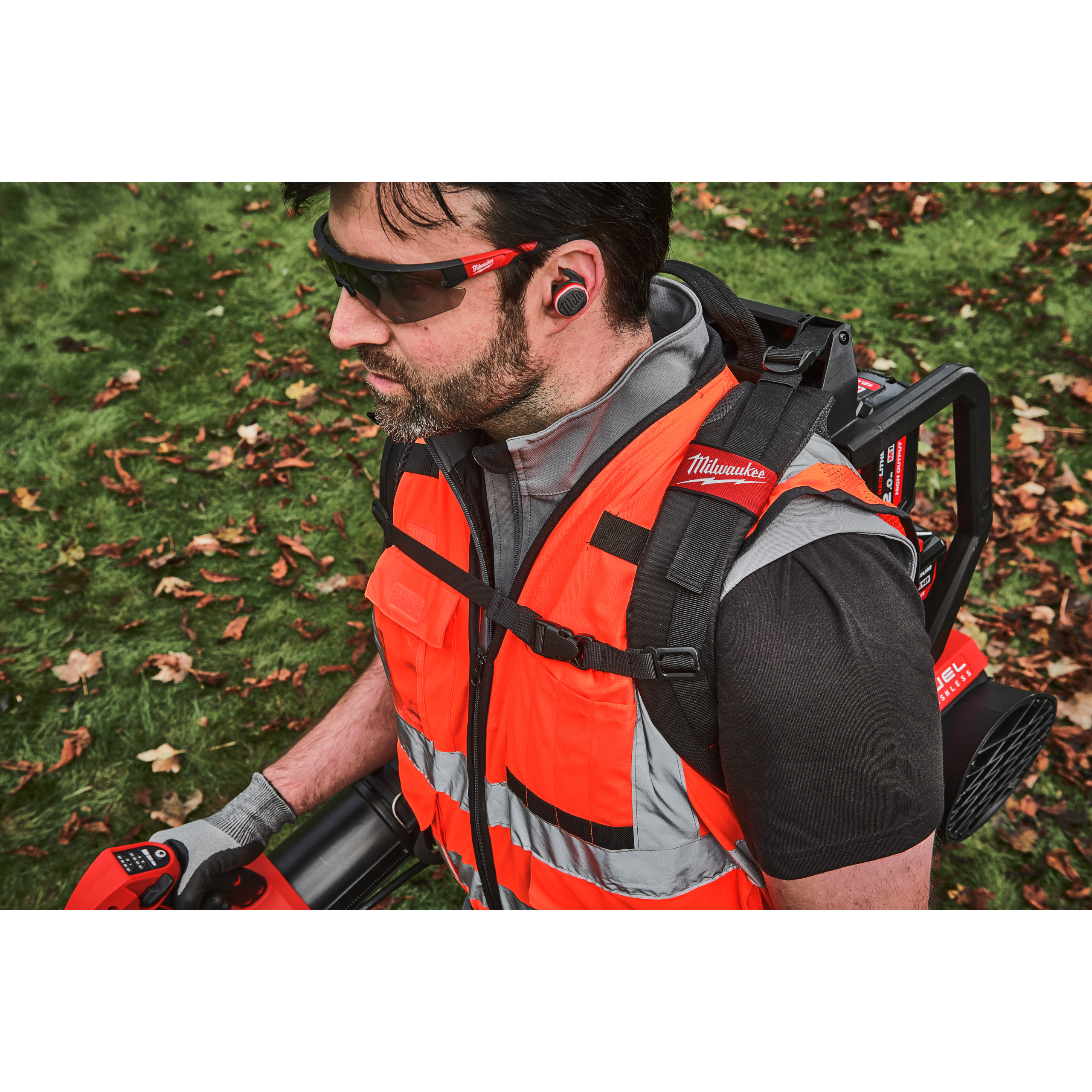 Milwaukee USB Bluetooth Kopfhörer, L4B3 RED LITHIUM Akku mit Ladekabel
