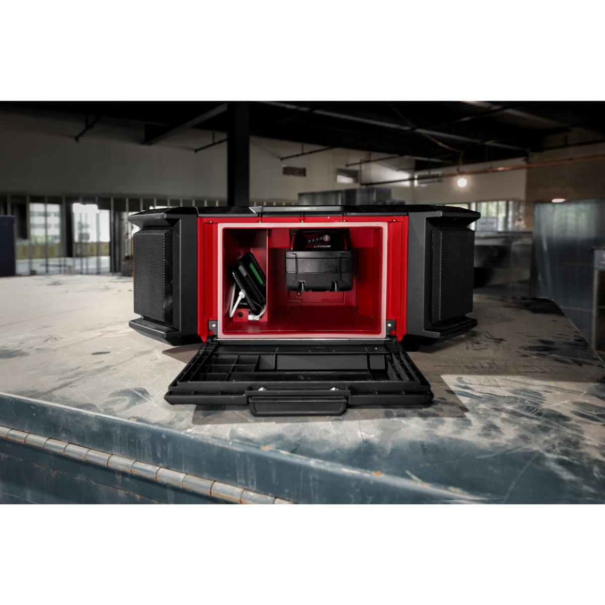 Milwaukee PackOut Netz-/Akku-Radio mit Ladefunktion M18 PRCDAB+-0