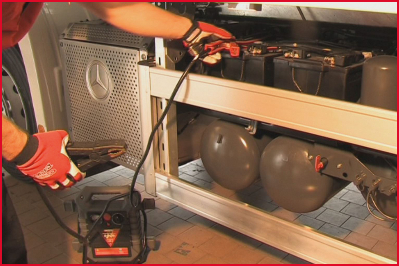 KS Tools 12 V Batterie-Booster, mobiles Starthilfegerät 700 A