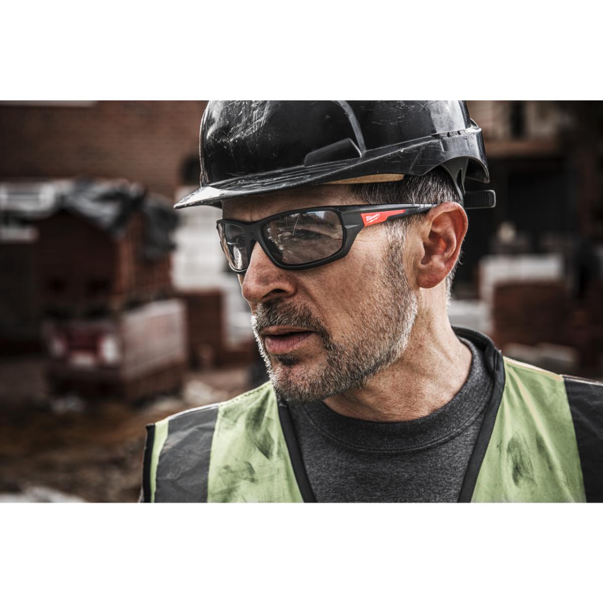 Milwaukee - Performance Schutzbrille grau