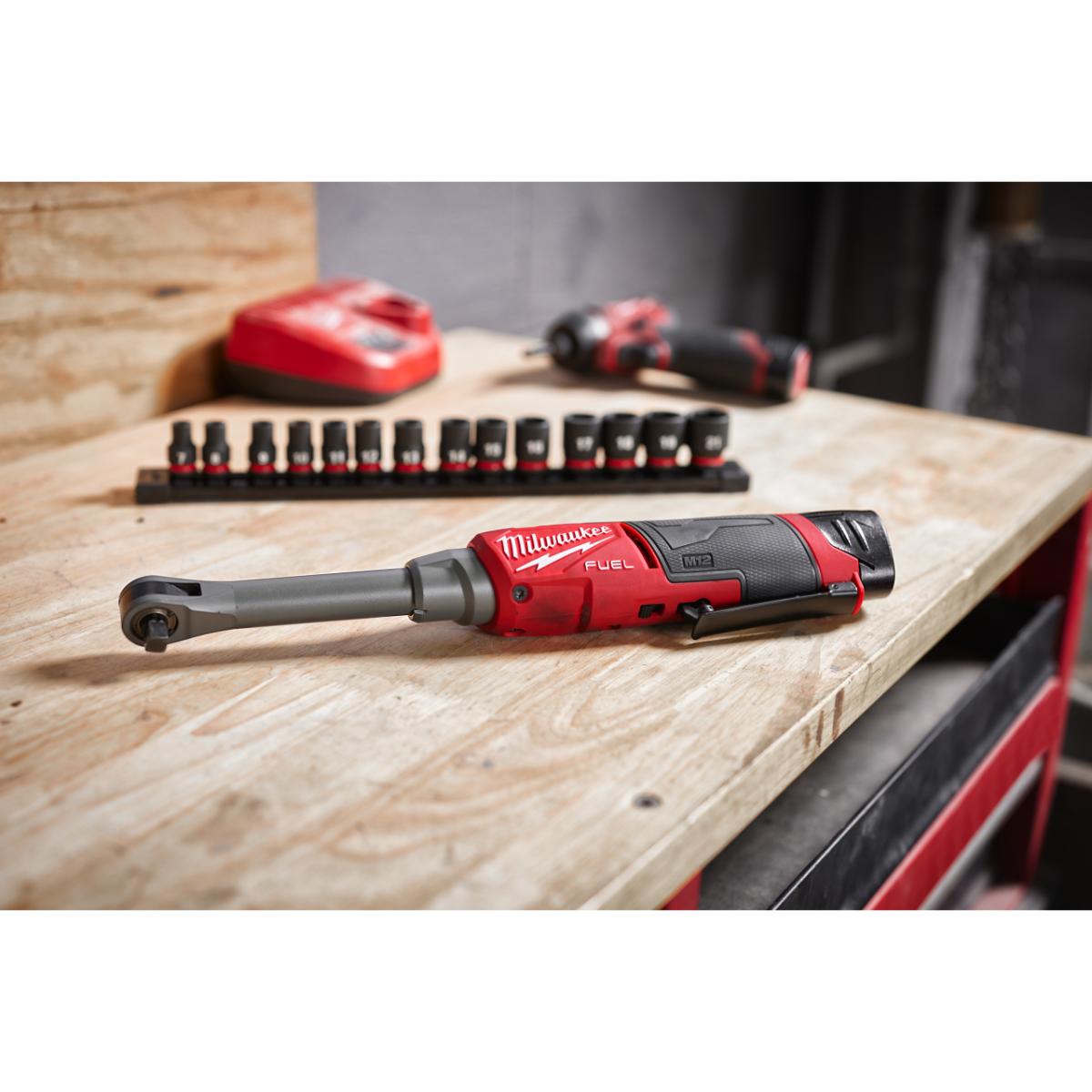 Milwaukee FUEL 3/8 Zoll Akku-Hochgeschwindigkeitsratsche lang M12 FHIR38LR-0