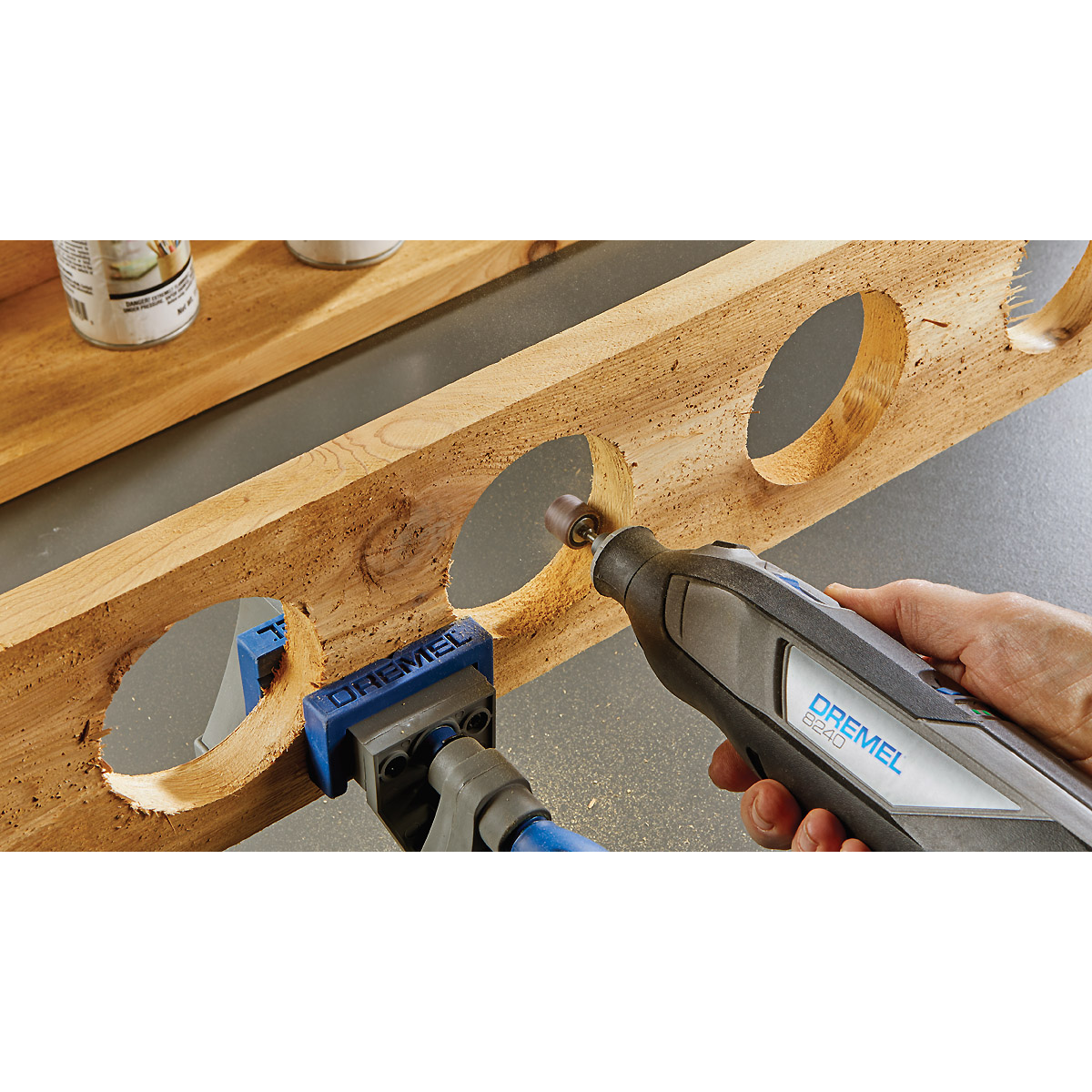 DREMEL 8240 1 x 12-V-2Ah-Akku, 45 Zubehören
