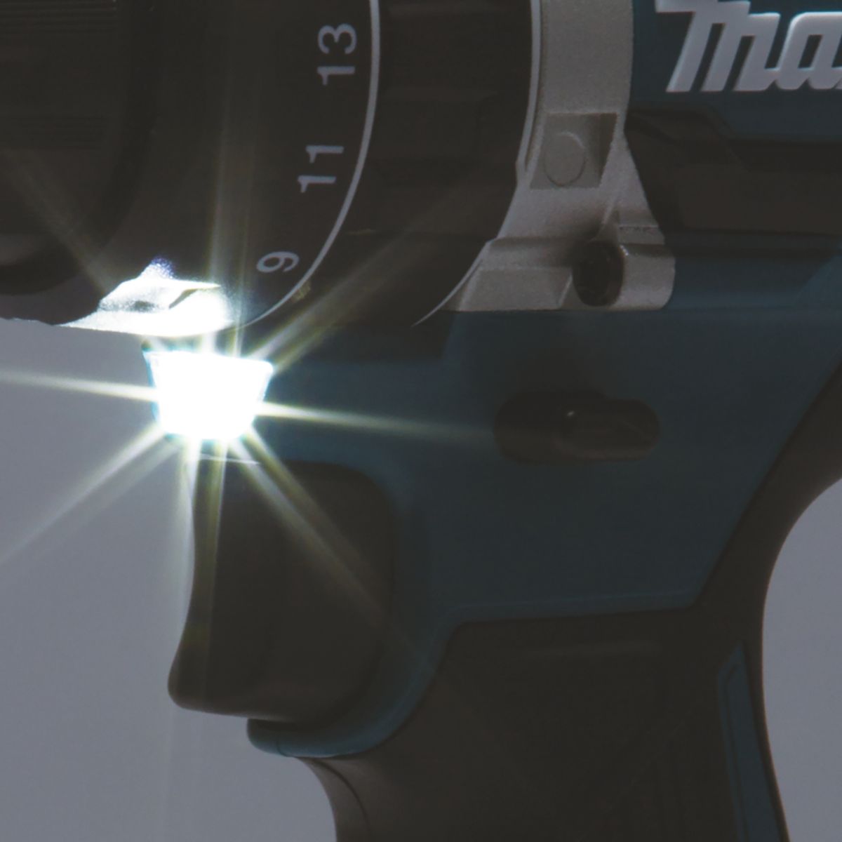 Makita Akku-Schlagbohrschrauber 18V in weiß / 6,0 Ah, 2 Akkus + Ladegerät im MAKPAC DHP484RGJW