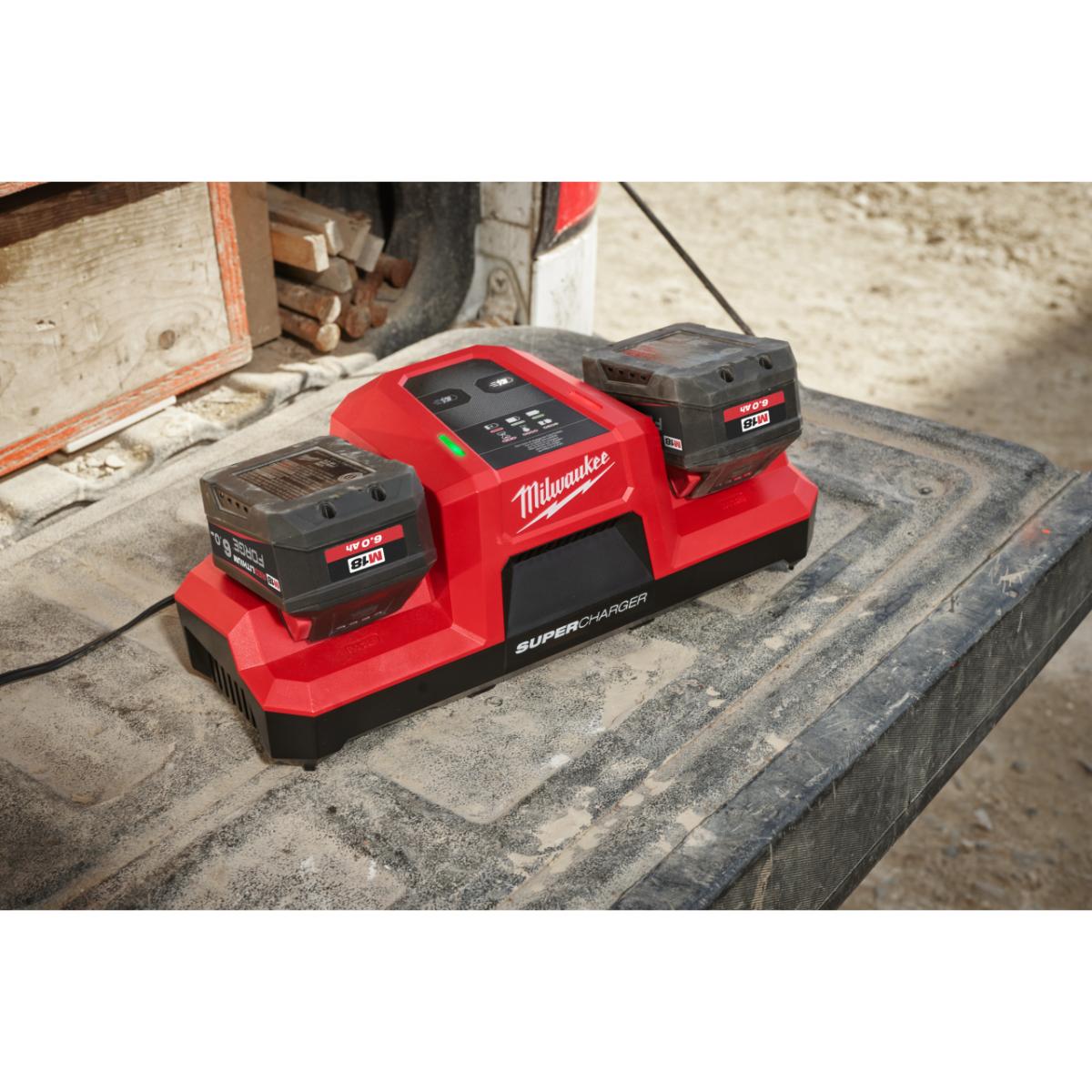 Milwaukee M18 Zweifach-Super-Schnellladegerät - M18DBSC