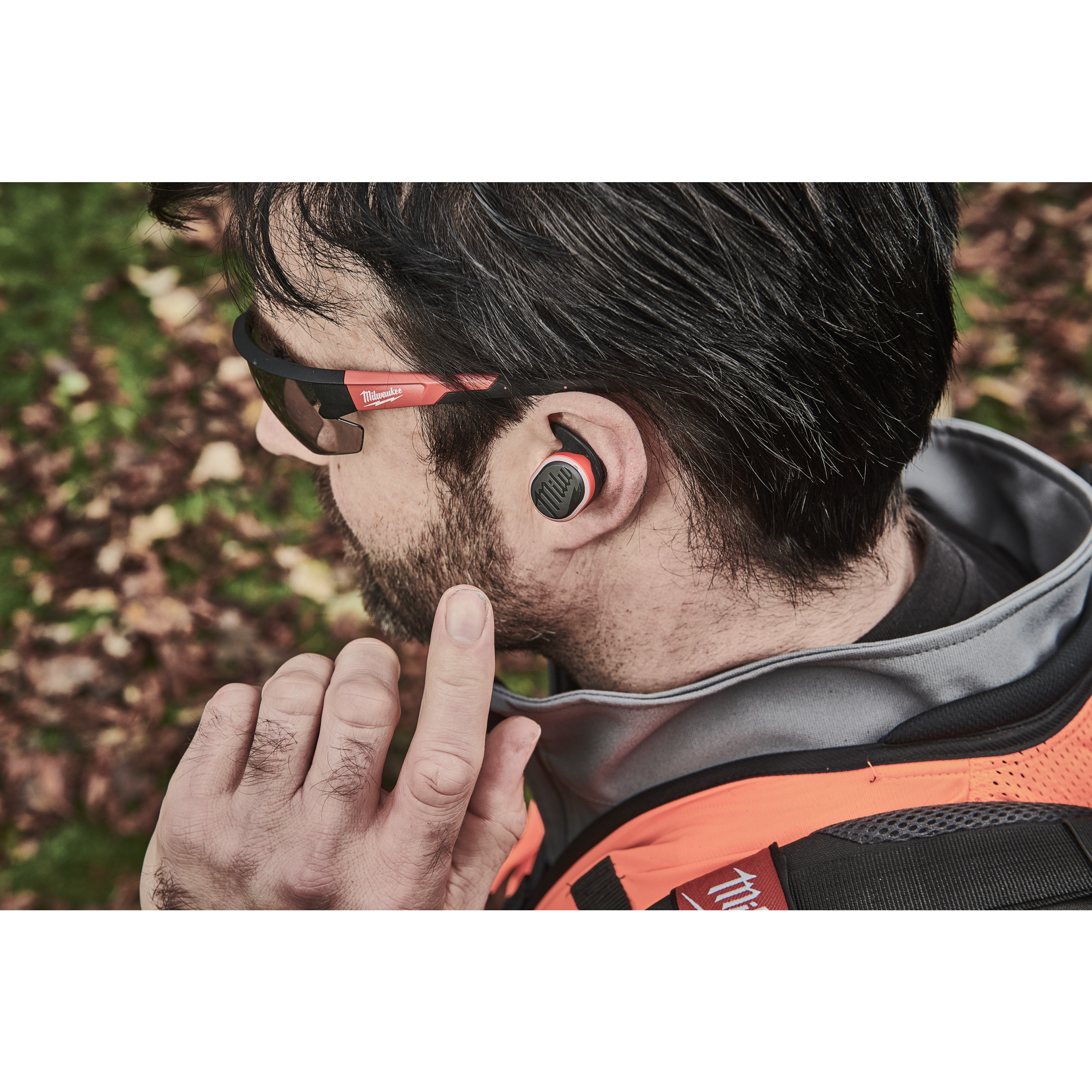 Milwaukee USB Bluetooth Kopfhörer, L4B3 RED LITHIUM Akku mit Ladekabel