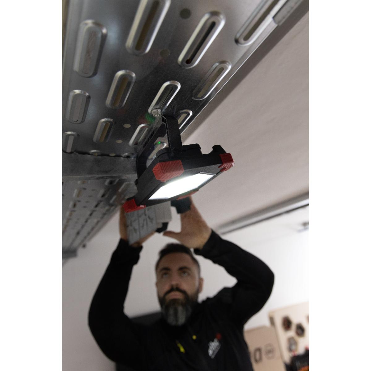 Wiha Akku-Baustrahler 30W, 3.000 lm mit USB-C-Ladekabel