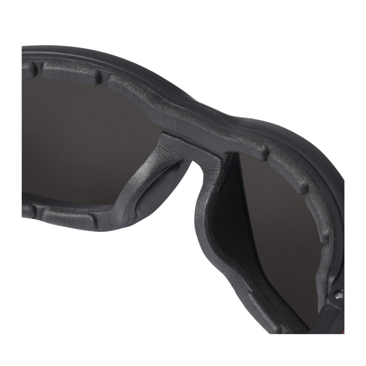 Milwaukee - High Performance Schutzbrille getönt PREMIUM mit Schaumstoffauflage