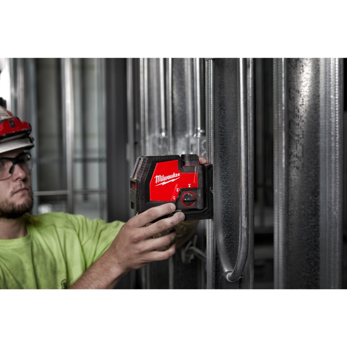 Milwaukee REDLITHIUM™ USB Kreuzlinienlaser mit Lotfunktion L4CLLP-301C