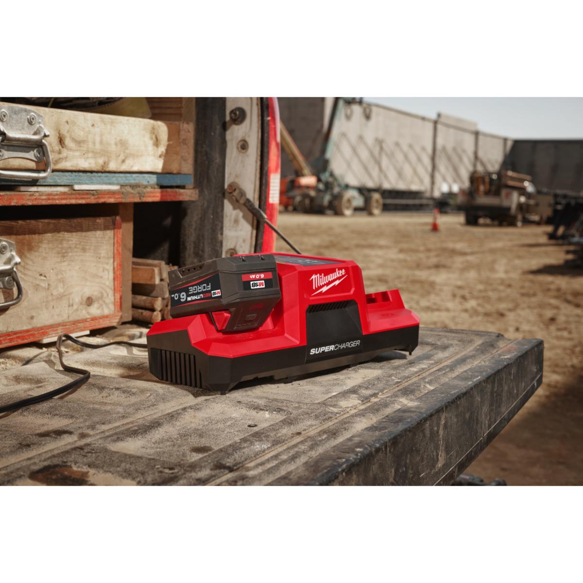 Milwaukee M18 Zweifach-Super-Schnellladegerät - M18DBSC