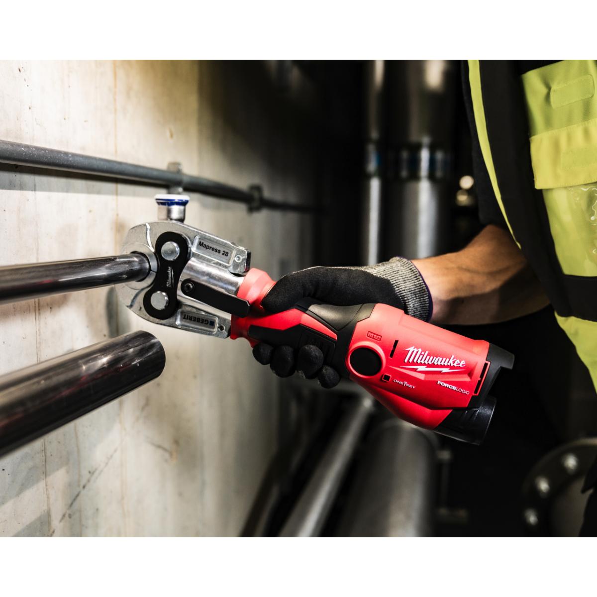 Milwaukee M12 Akku-Presswerkzeug mit ONE-KEY Akku-Kit-Version Inklusive 3x M-Profil Pressbacken