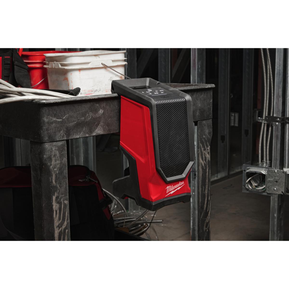 Milwaukee M18 Akku-Baustellenlautsprecher M18SPEJSG2-0