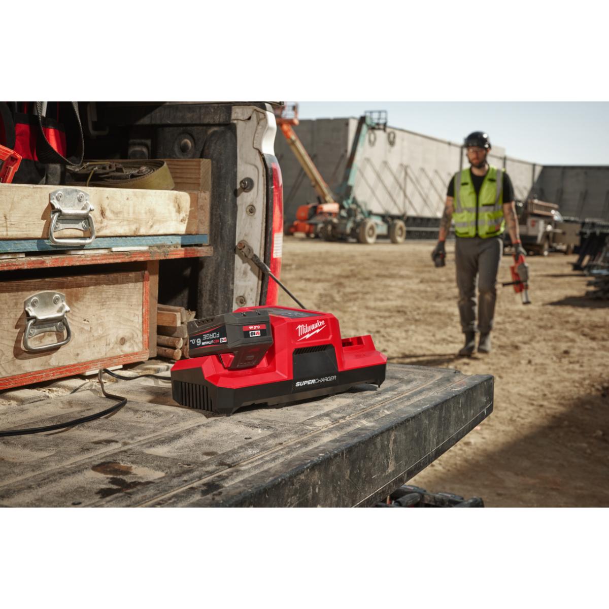 Milwaukee M18 Zweifach-Super-Schnellladegerät - M18DBSC