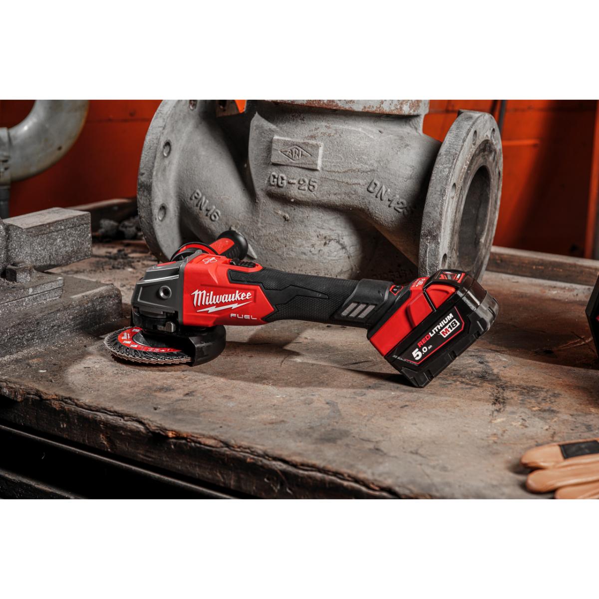 Milwaukee M18 FUEL 125mm Einstellbarer Akku-Winkelschleifer m. Bremse M18 FSAGV125XB-0X