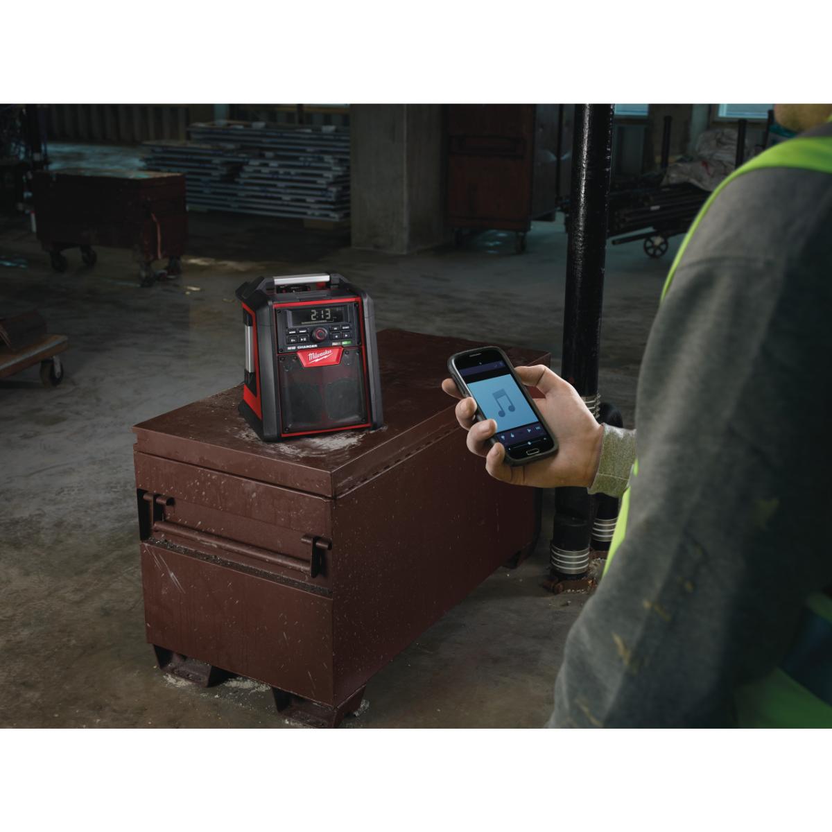 Milwaukee Netz-/Akku-Radio mit Ladefunktion M18 RC-0
