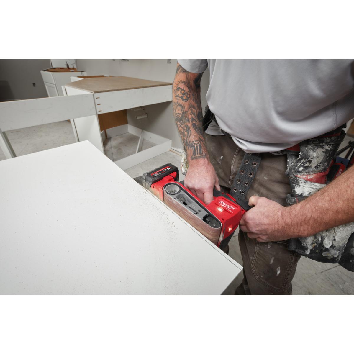 Milwaukee M18 FUEL Akku-Exzenterschleifer M18 FBTS75-502X