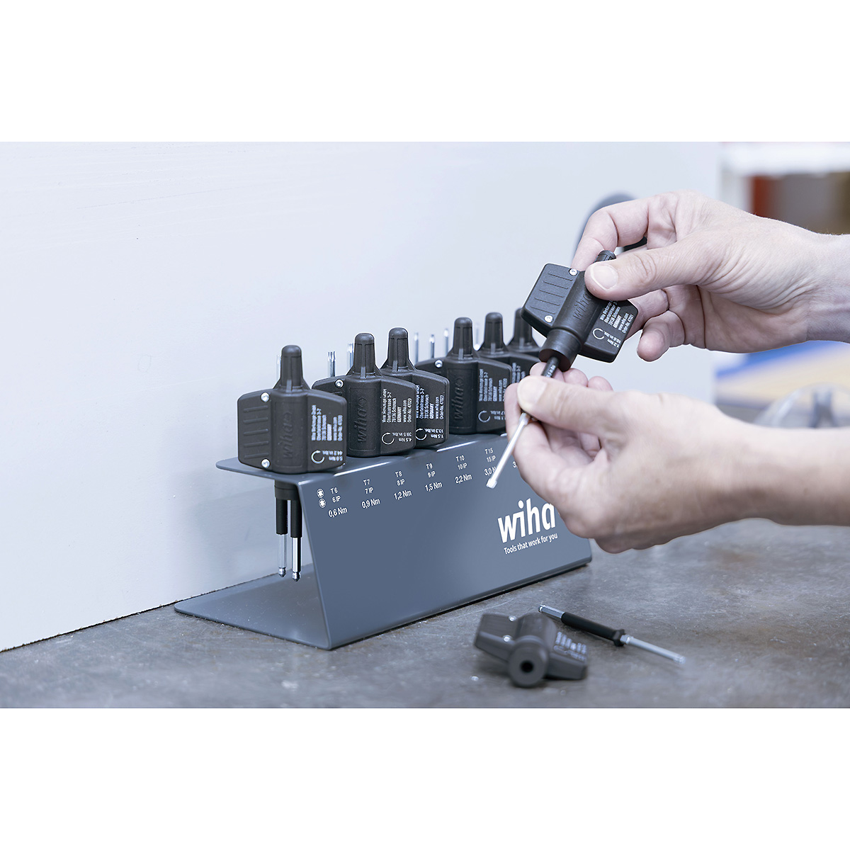Wiha Drehmoment-Schraubendreher mit Schlüsselgriff Set easyTorque Key Torx , TorxPlus 23-teiliges Set fest voreingestellte Drehmomentbegrenzung im Werkbankständer